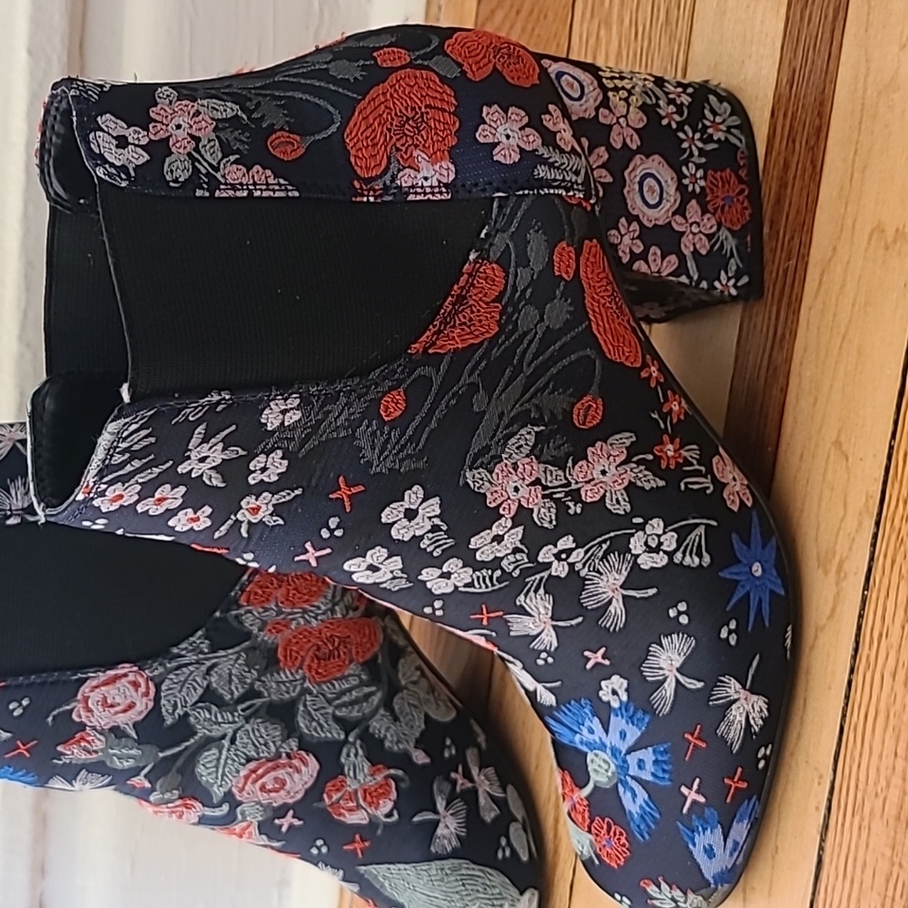 Embroidered floral boots with chunky heel